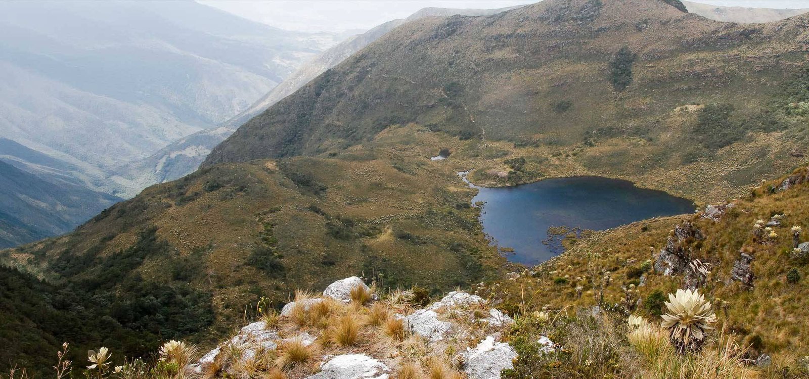 fotos de laguna de iguaque con dron laguna de iguaque con dron