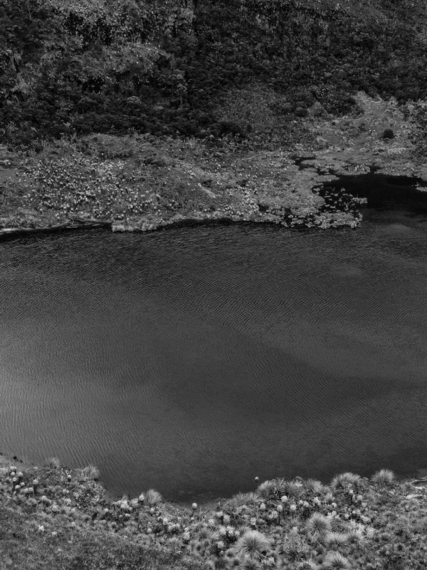 laguna de iguaque foto en blanco y negro