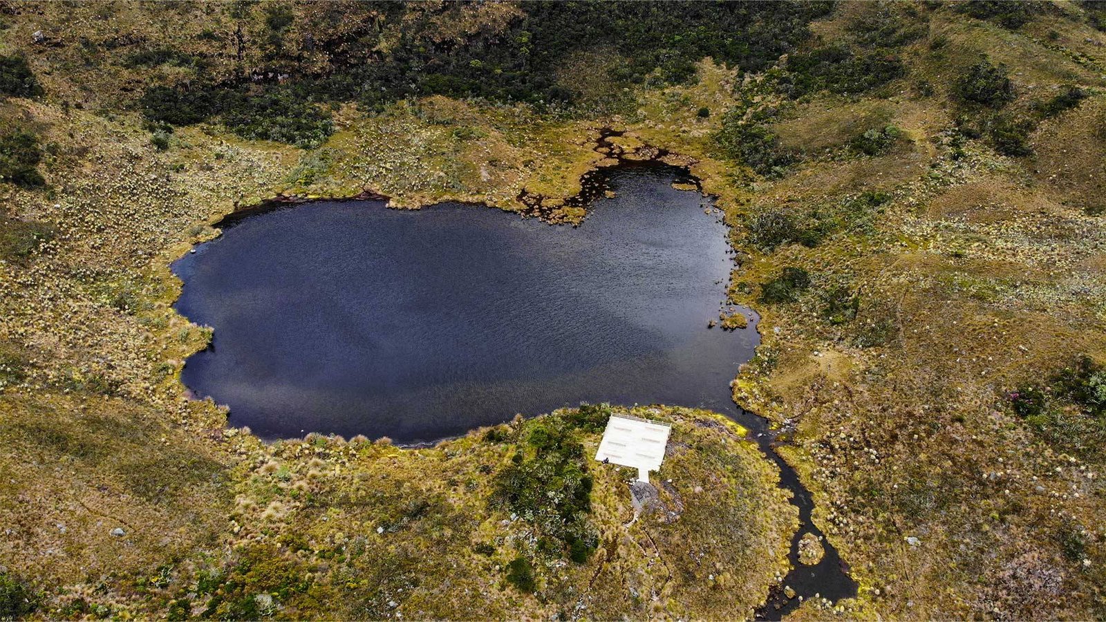 laguna de iguaque con dron