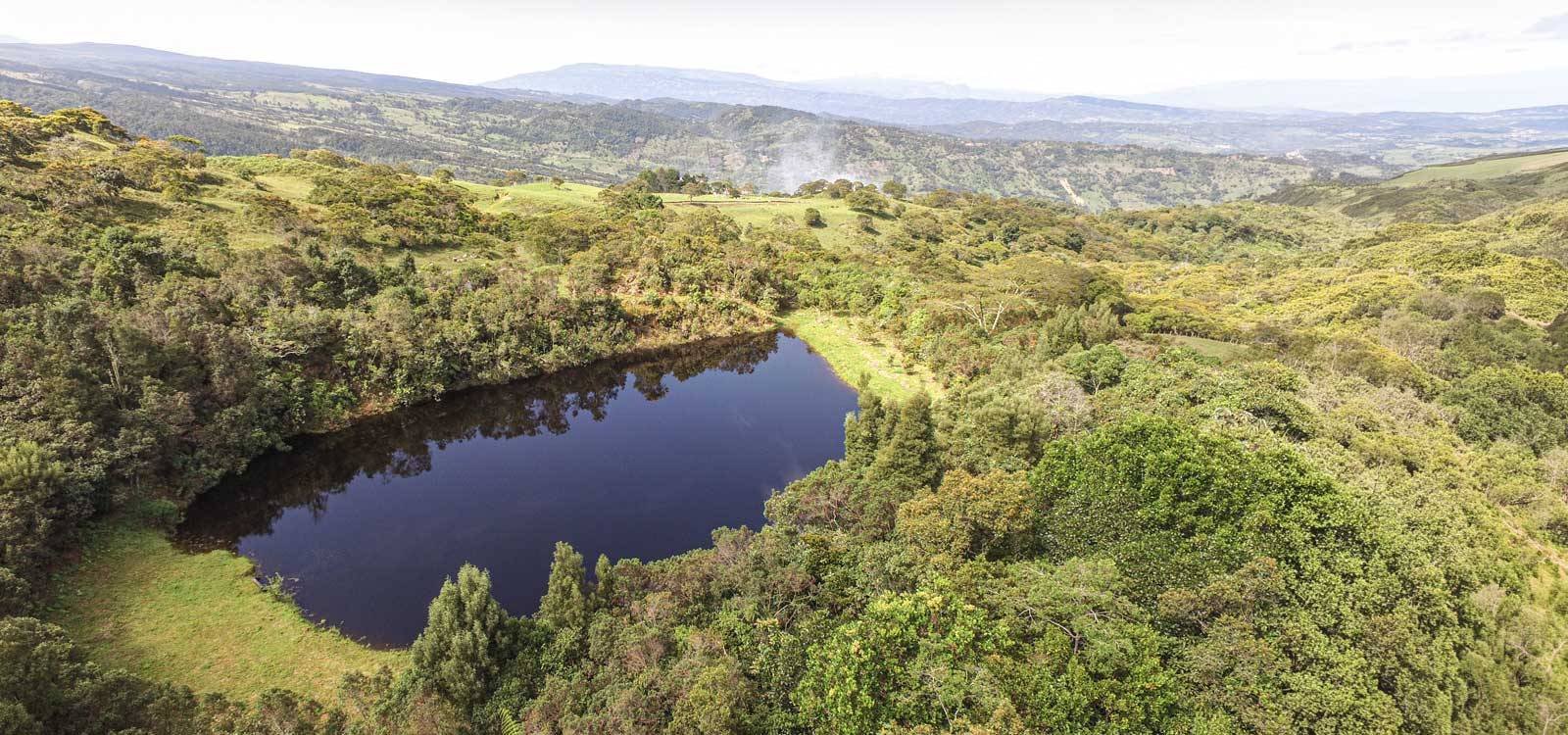 laguna de iguaque con dron